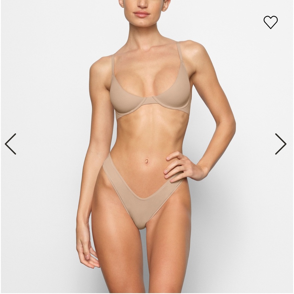 SKIMS FITS EVERYBODY
PLUNGE BRA